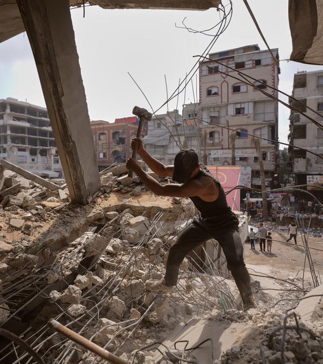 Ein Mann arbeitet zwischen Trümmern in Gaza Stadt nach israelischen Angriffen.
