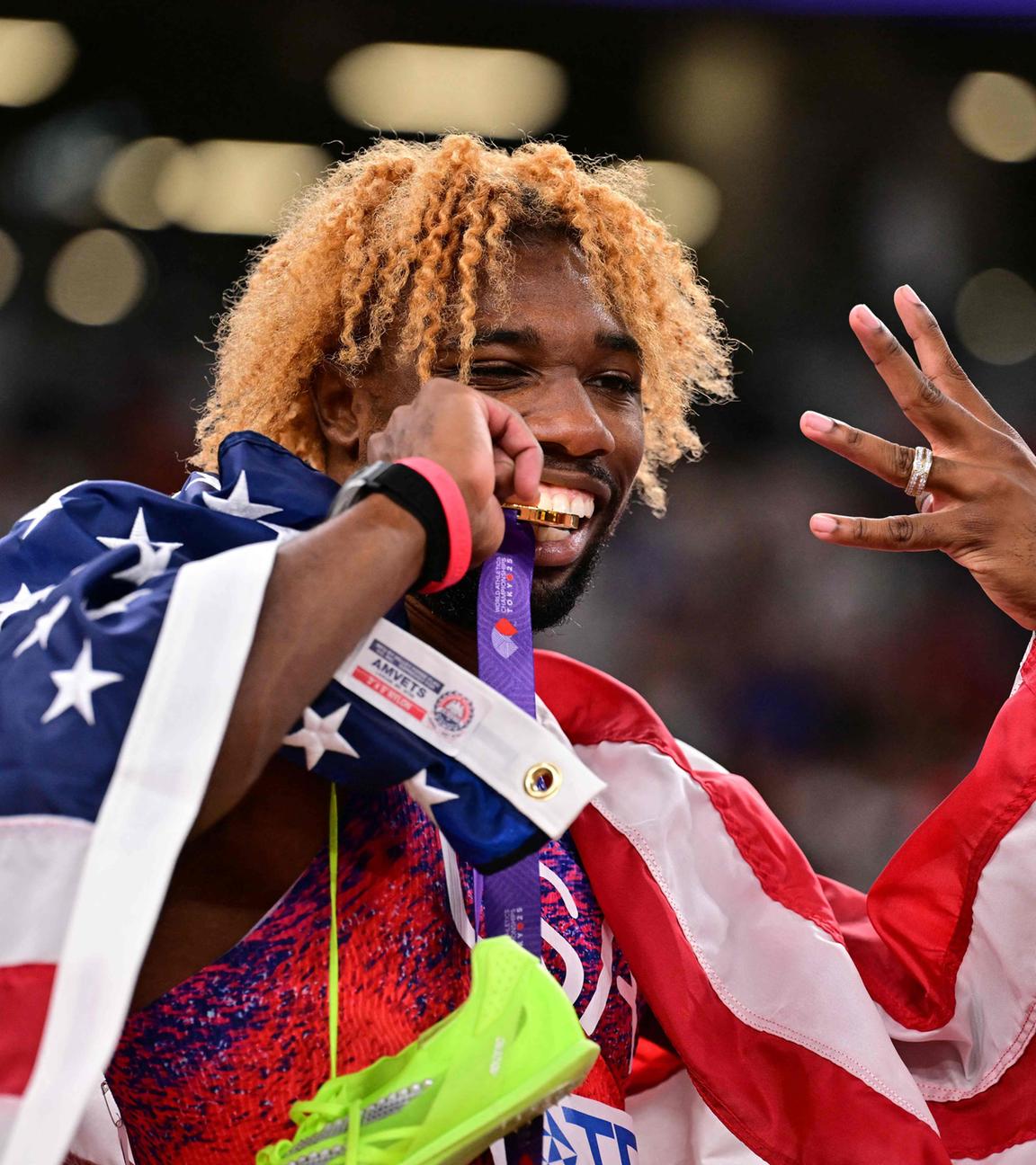 Der US-amerikanische Leichtathlet Noah Lyles feiert mit seiner Goldmedaille nach dem Sieg im 200-Meter-Finale der Männer bei den Leichtathletik-Weltmeisterschaften in Tokio am 19.09.2025.  