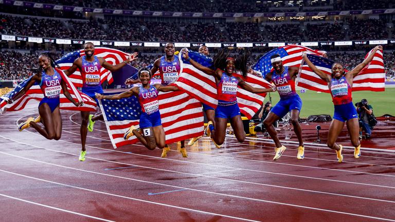 Die Frauen und Männer der US-Sprintstaffeln feiern gemeinsam den Gewinn ihres WM-Titels.