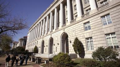 Passanten vor dem Internal Revenue Service Building - US-Steuerbehörde