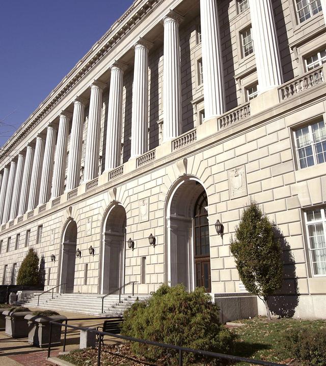 Passanten vor dem Internal Revenue Service Building - US-Steuerbehörde