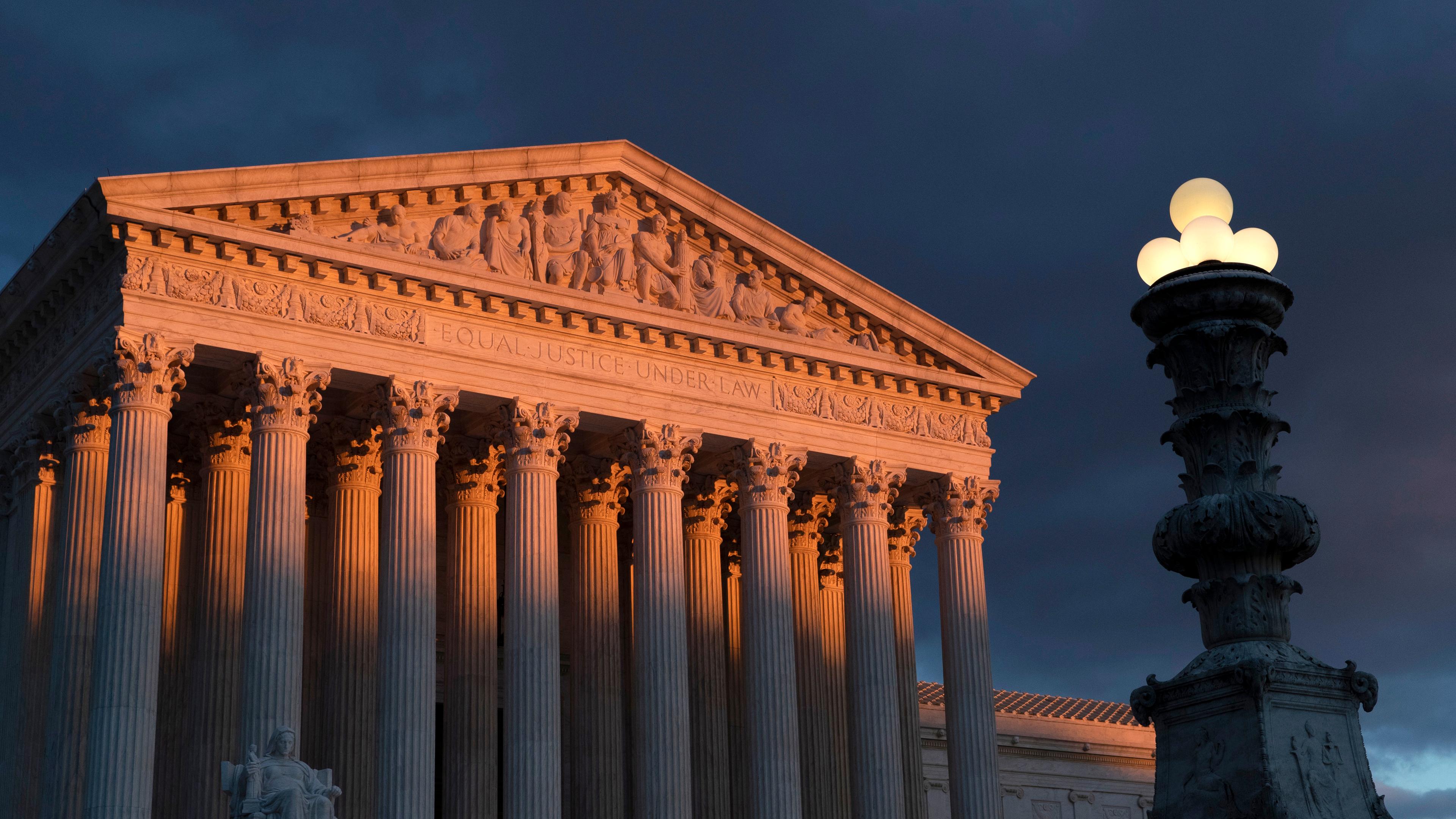 Archiv: Der Oberste Gerichtshof ist am 24. 01 2019 bei Sonnenuntergang in Washington zu sehen. 