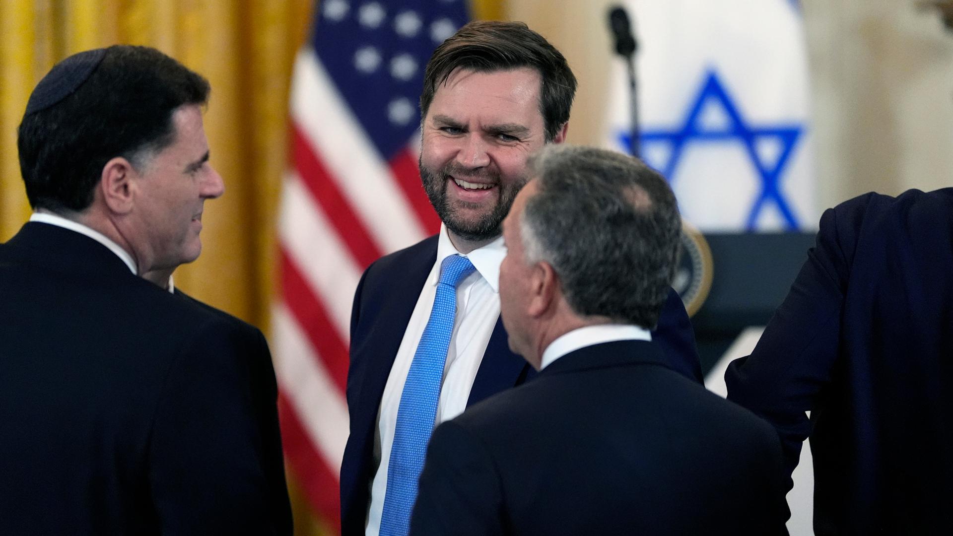 Vizepräsident JD Vance kommt und spricht mit Gästen, bevor Präsident Donald Trump und der israelische Premierminister Benjamin Netanjahu zu einer Pressekonferenz im East Room des Weißen Hauses eintreffen