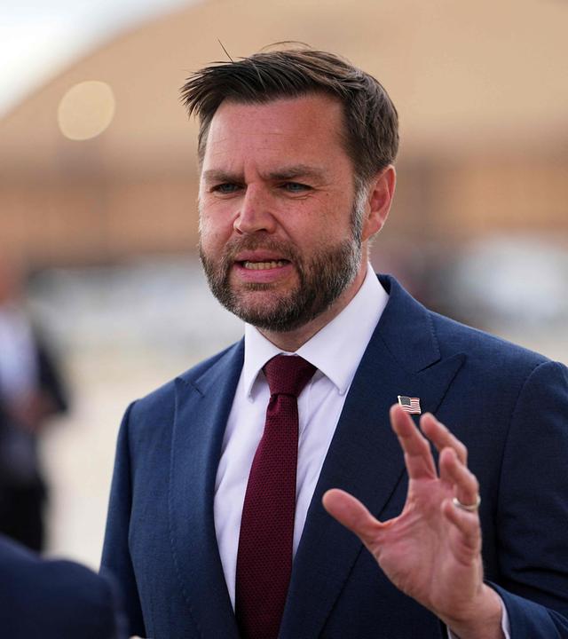 US-Vizepräsident JD Vance spricht mit Reportern bei seiner Ankunft in der Air Force Two auf der Joint Base Andrews