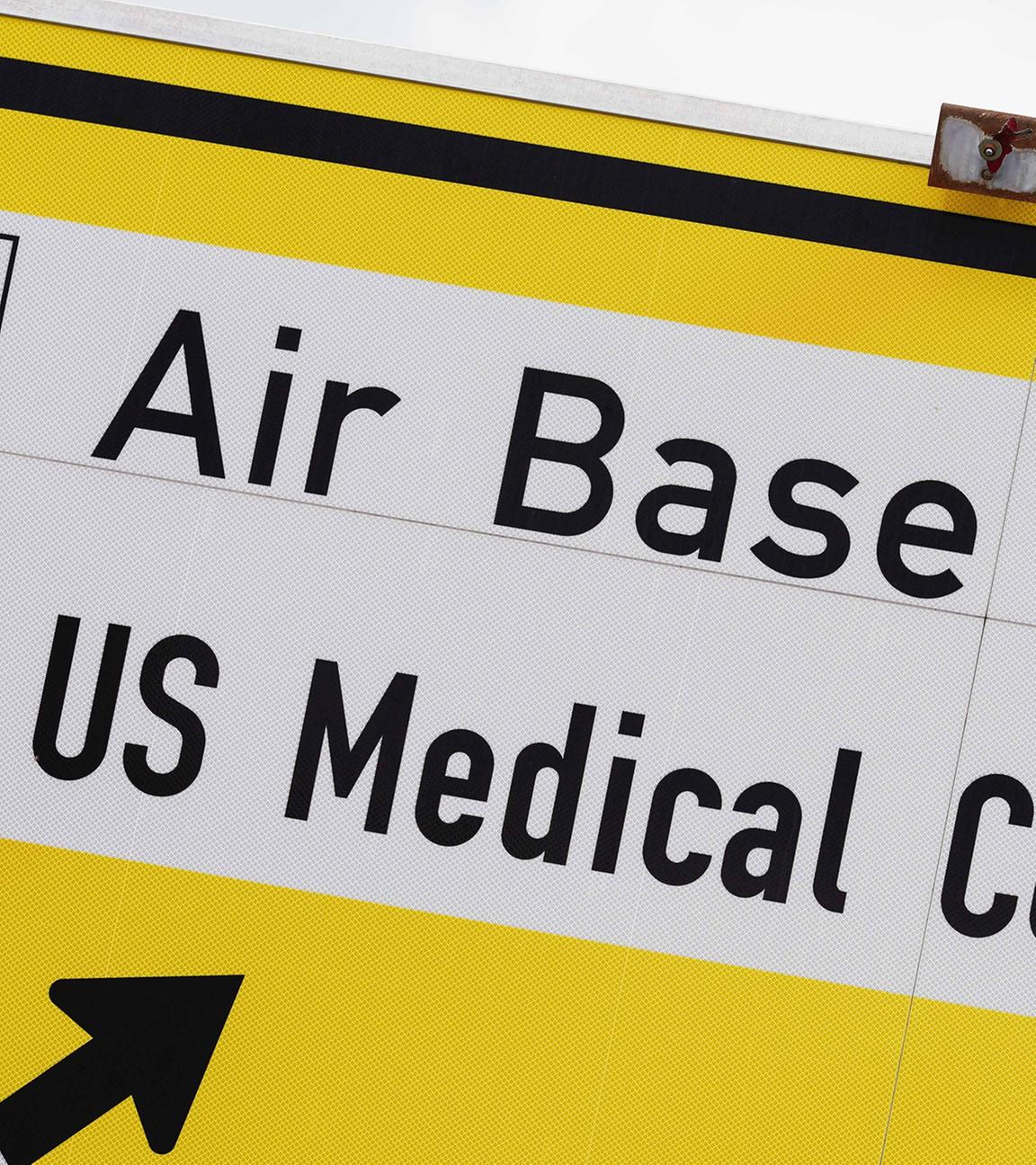 Ein Verkehrsschild mit der Aufschrift "Air Base US Medical Center" steht an der Landstraße 369.