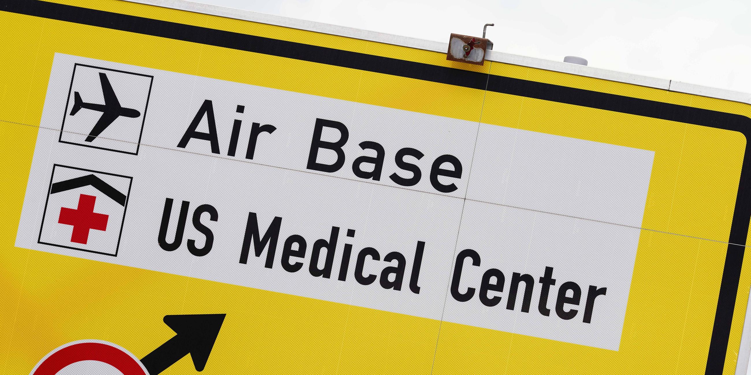 Ein Verkehrsschild mit der Aufschrift "Air Base US Medical Center" steht an der Landstraße 369.