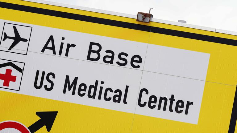 Ein Verkehrsschild mit der Aufschrift "Air Base US Medical Center" steht an der Landstraße 369.