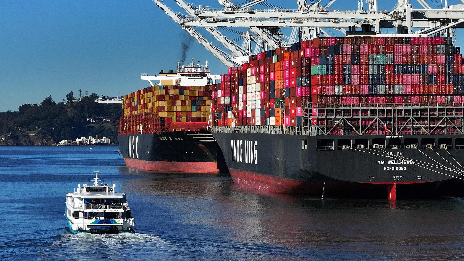 Container-Schiffe befinden sich in Oakland, Kalifornien.