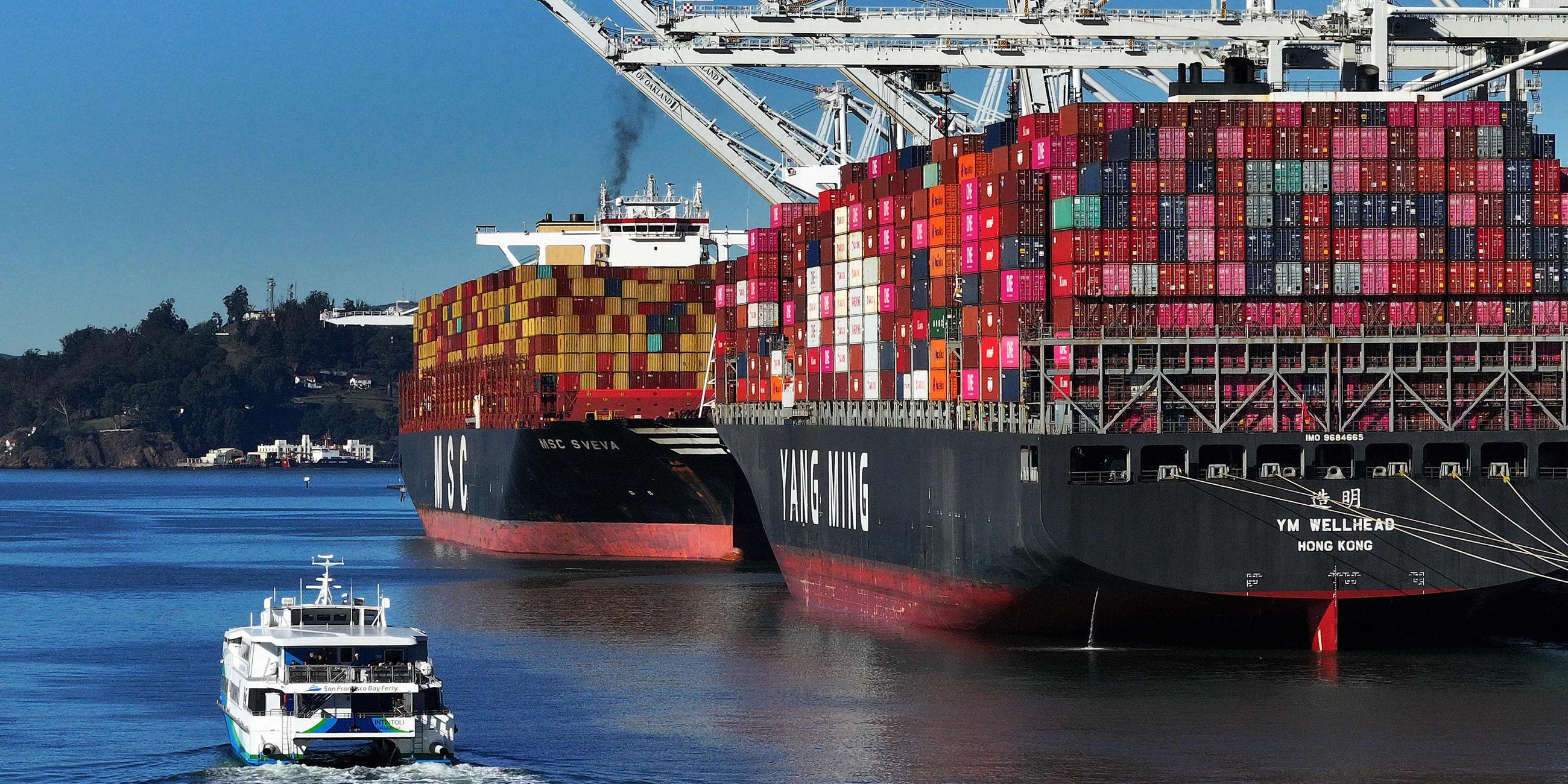 Container-Schiffe befinden sich in Oakland, Kalifornien.
