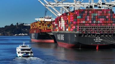 Container-Schiffe befinden sich in Oakland, Kalifornien.