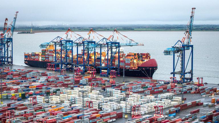 Bremerhaven: Containerschiffe liegen im Hafen (Aufnahme mit einer Drohne). 