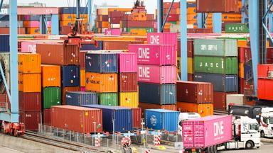 Zahlreiche Container werden am Container Terminal Altenwerder (CTA) der Hamburger Hafen und Logistik AG (HHLA) gelagert und verladen