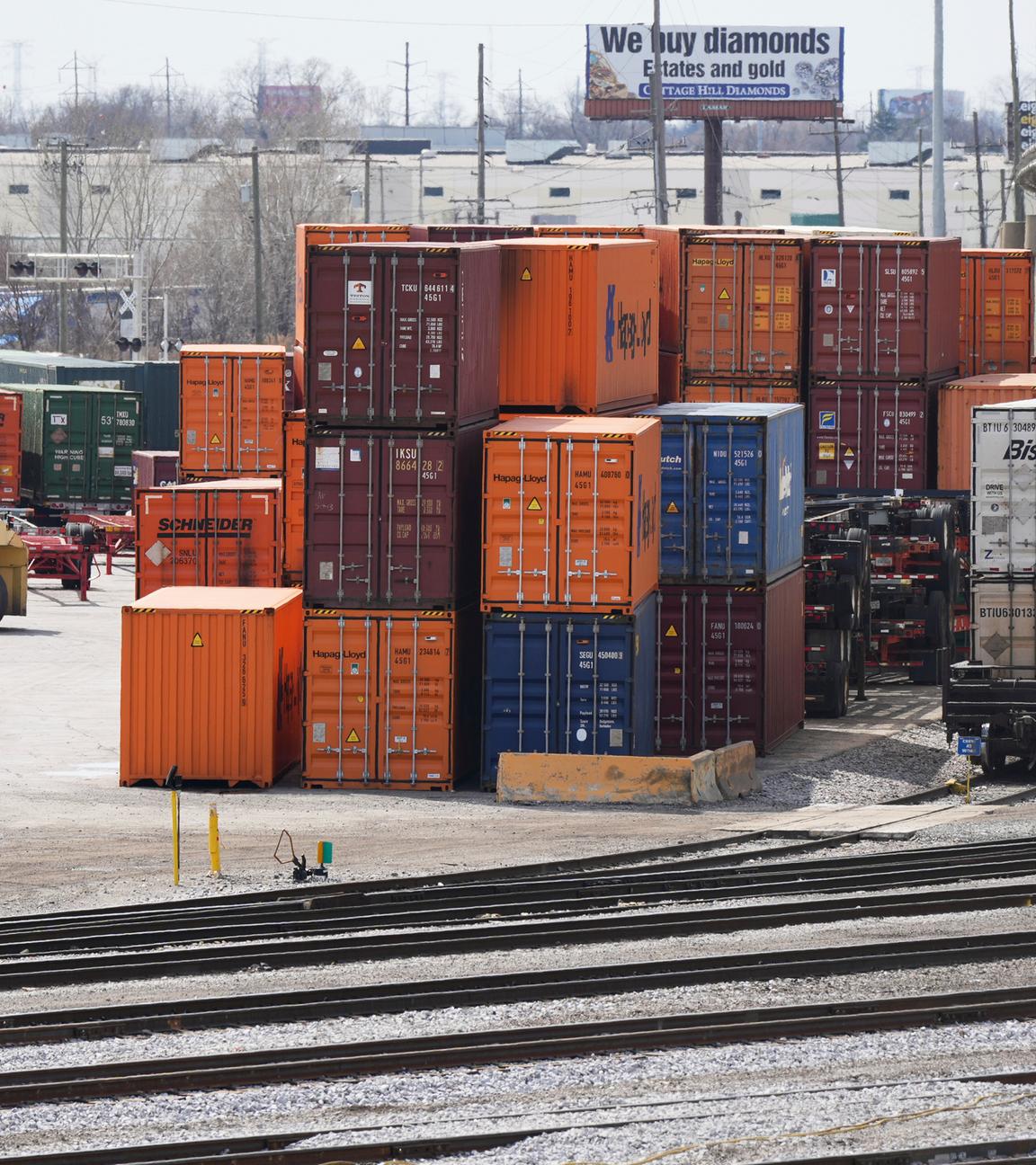 Container stehen im Bensenville Intermodal Terminal in Franklin Park, Illinois.
