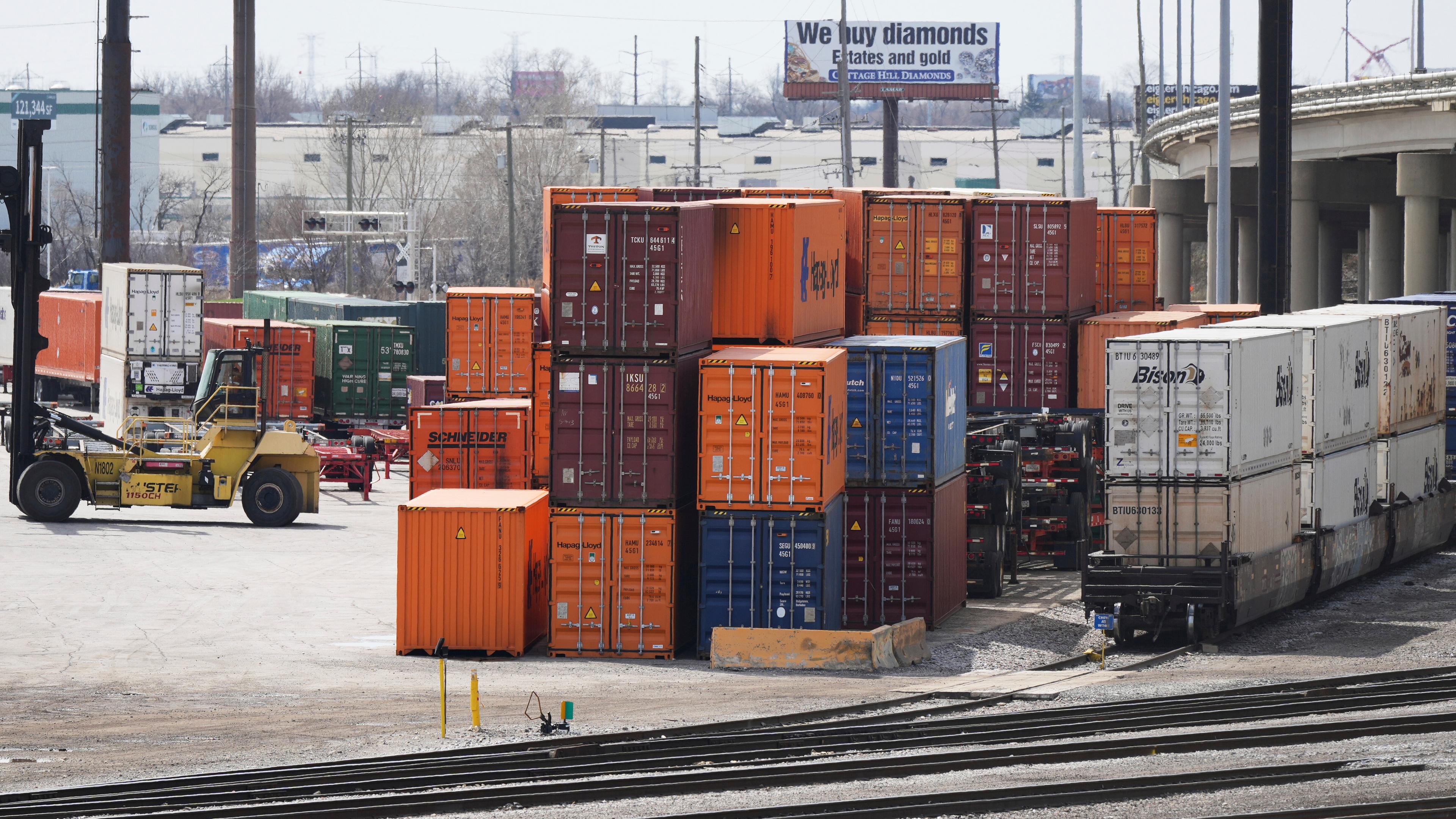 Container stehen im Bensenville Intermodal Terminal in Franklin Park, Illinois.
