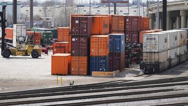 Container stehen im Bensenville Intermodal Terminal in Franklin Park, Illinois.