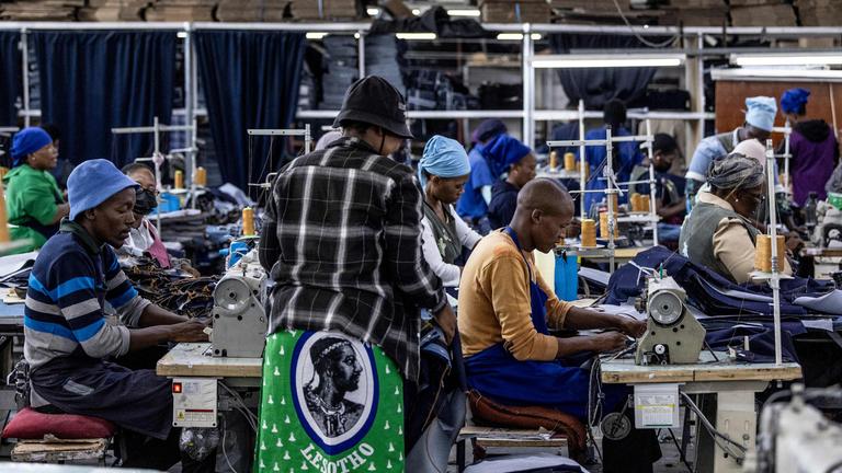 Arbeiter bedienen Nähmaschinen in der Afri-Expo Textilfabrik in Maseru, Lesotho, am 19. März 2025. 