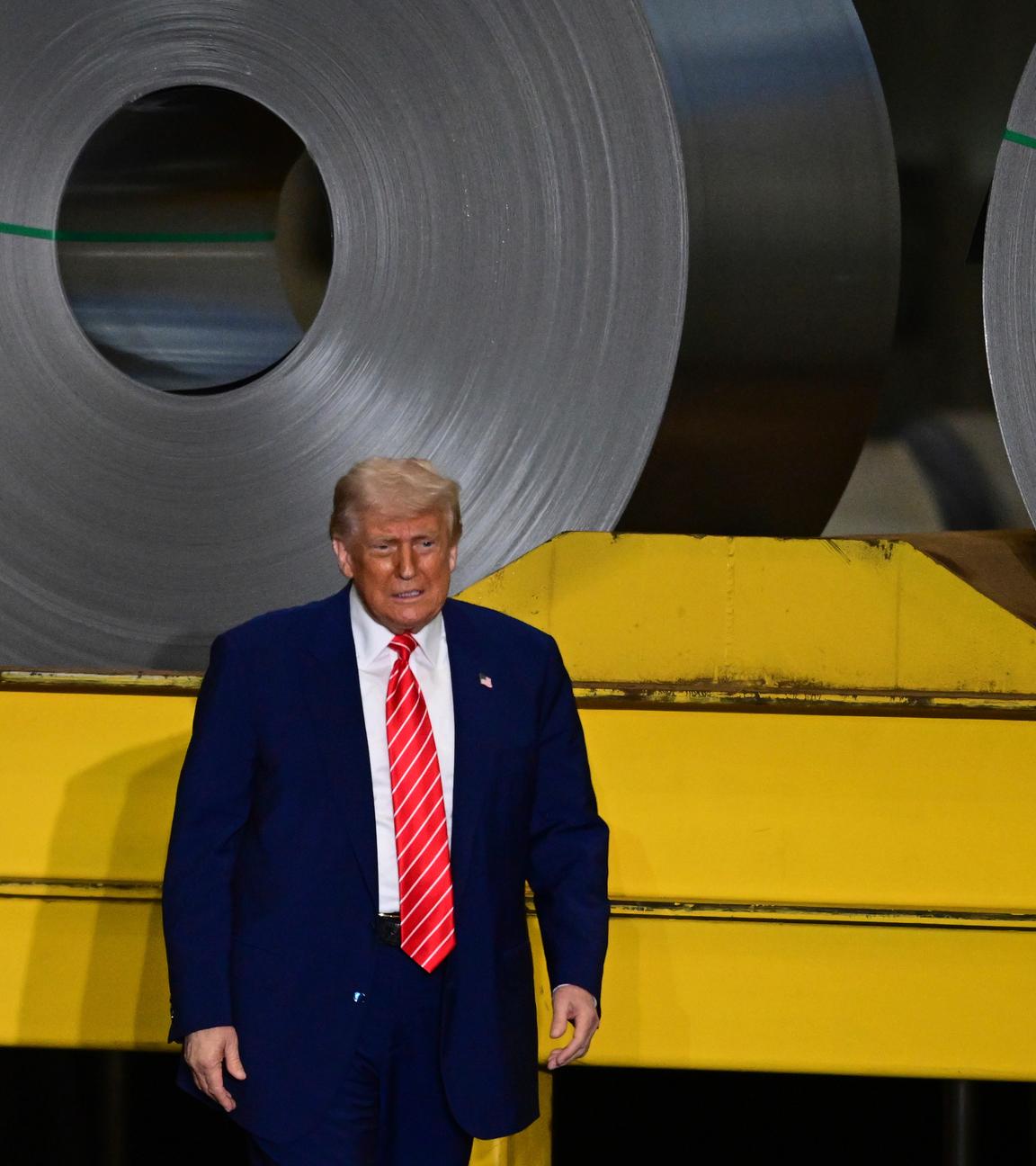 30.05.2025, USA, West Mifflin: US-Präsident Donald Trump spricht im U.S. Steel-Werk Mon Valley Works-Irvin in West Mifflin, Pennsylvania.