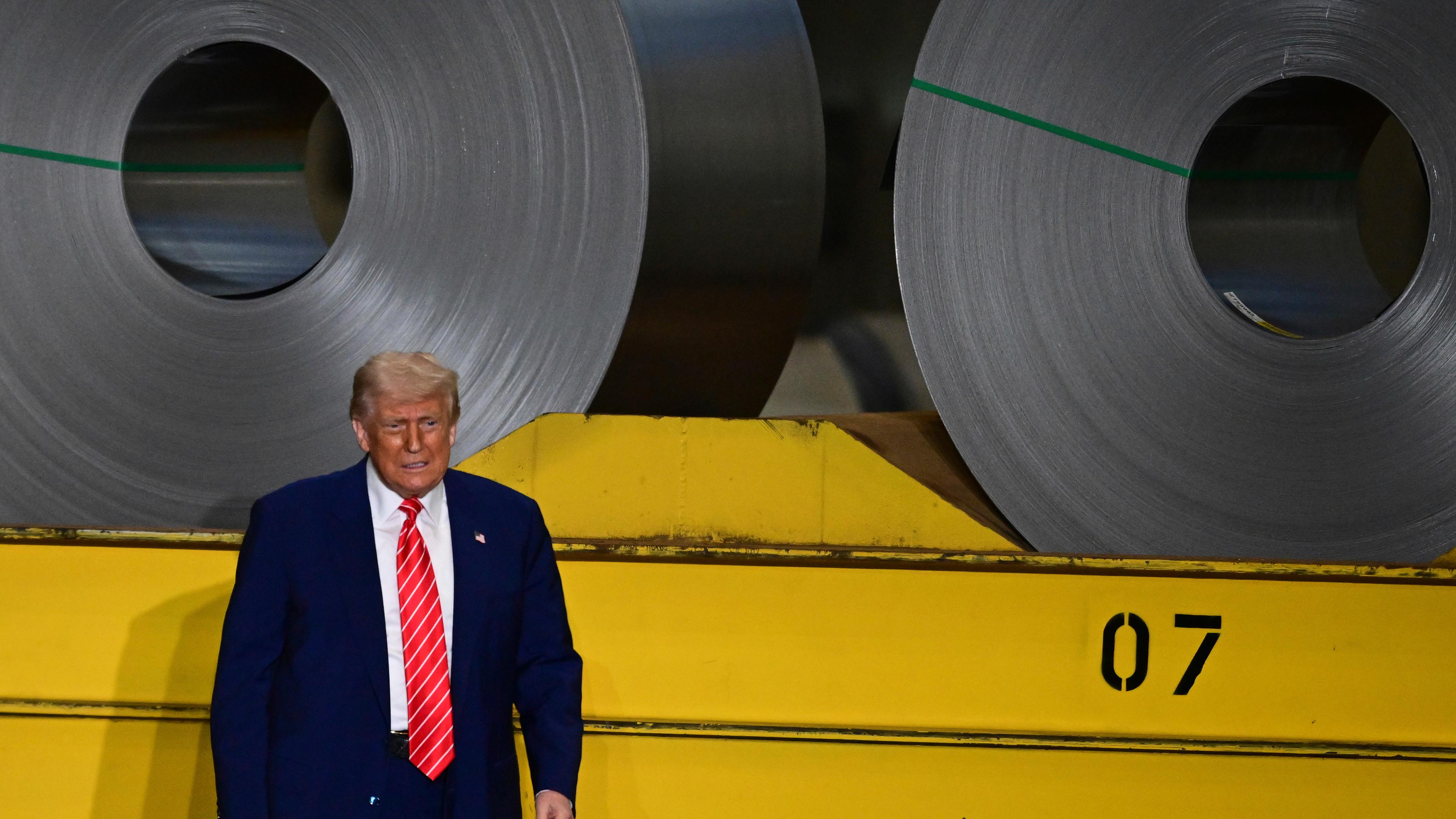 30.05.2025, USA, West Mifflin: US-Präsident Donald Trump spricht im U.S. Steel-Werk Mon Valley Works-Irvin in West Mifflin, Pennsylvania.