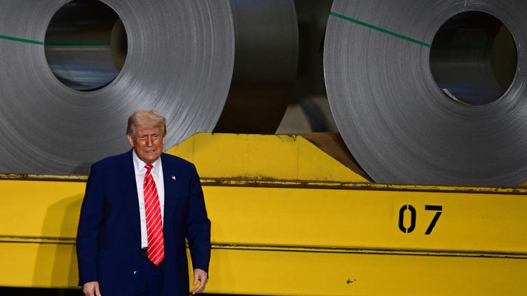 30.05.2025, USA, West Mifflin: US-Präsident Donald Trump spricht im U.S. Steel-Werk Mon Valley Works-Irvin in West Mifflin, Pennsylvania.