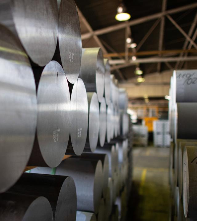 Nordrhein-Westfahlen, Essen: Fertig produzierte Aluminiumstangen stehen zum Abtransport in einem Lager der Trimet Aluminium SE. 