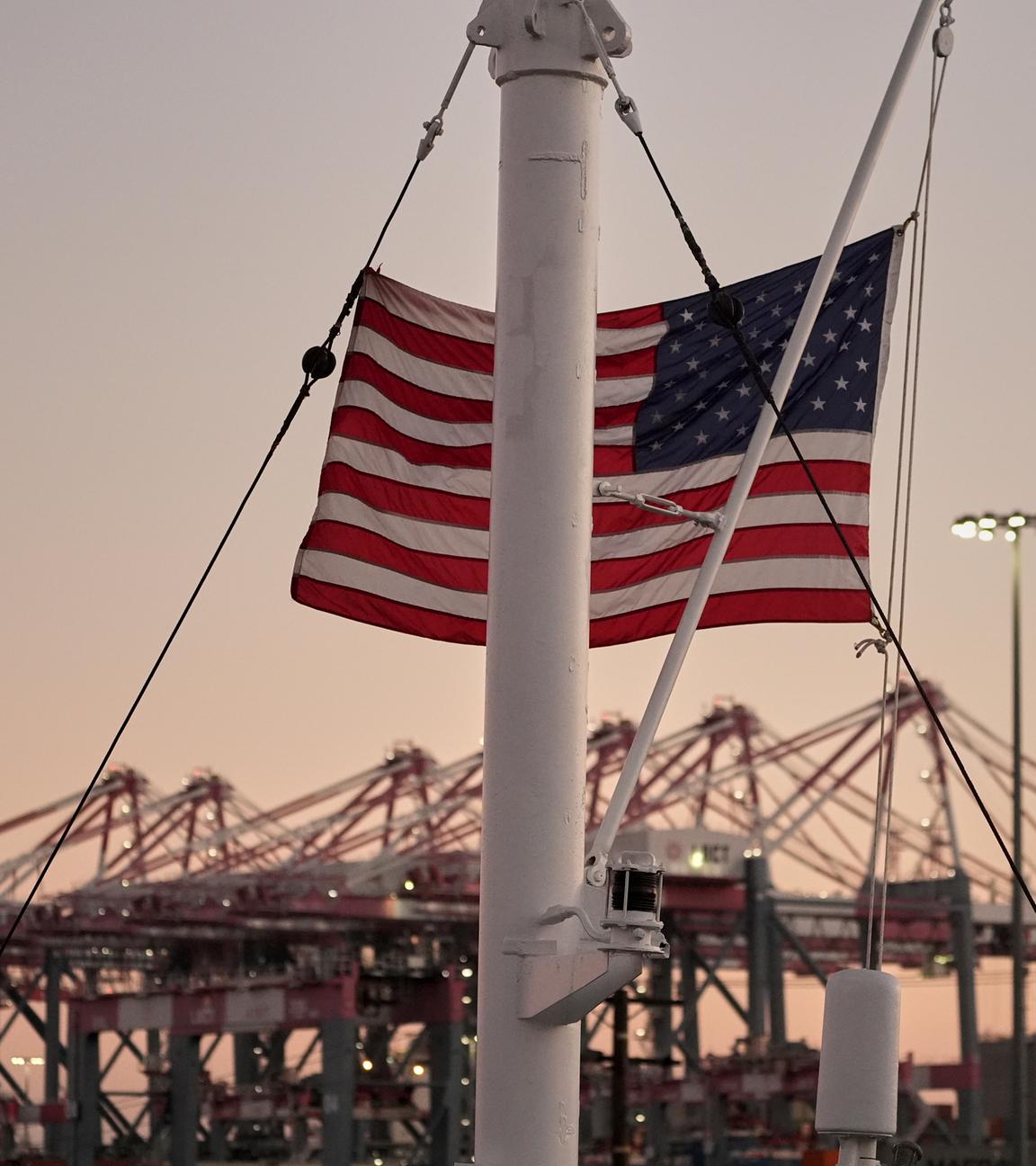 Das Long Beach Container Terminal (LBCT) im Hafen von Long Beach. Es weht eine US-Flagge.