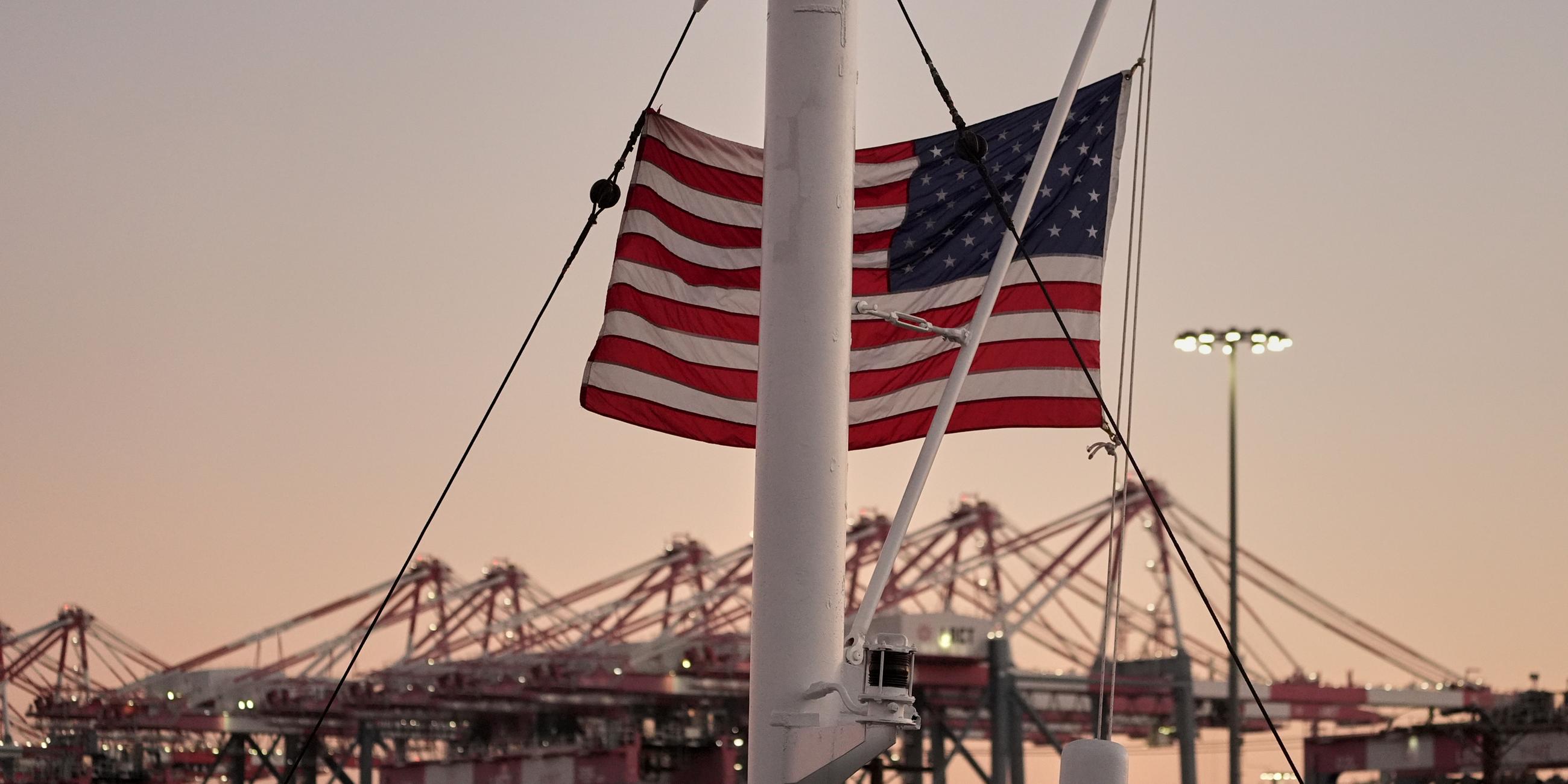 Das Long Beach Container Terminal (LBCT) im Hafen von Long Beach. Es weht eine US-Flagge.