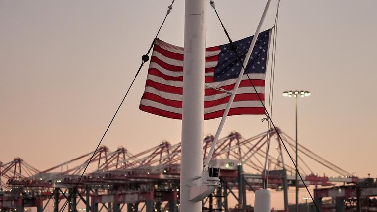 Das Long Beach Container Terminal (LBCT) im Hafen von Long Beach. Es weht eine US-Flagge.