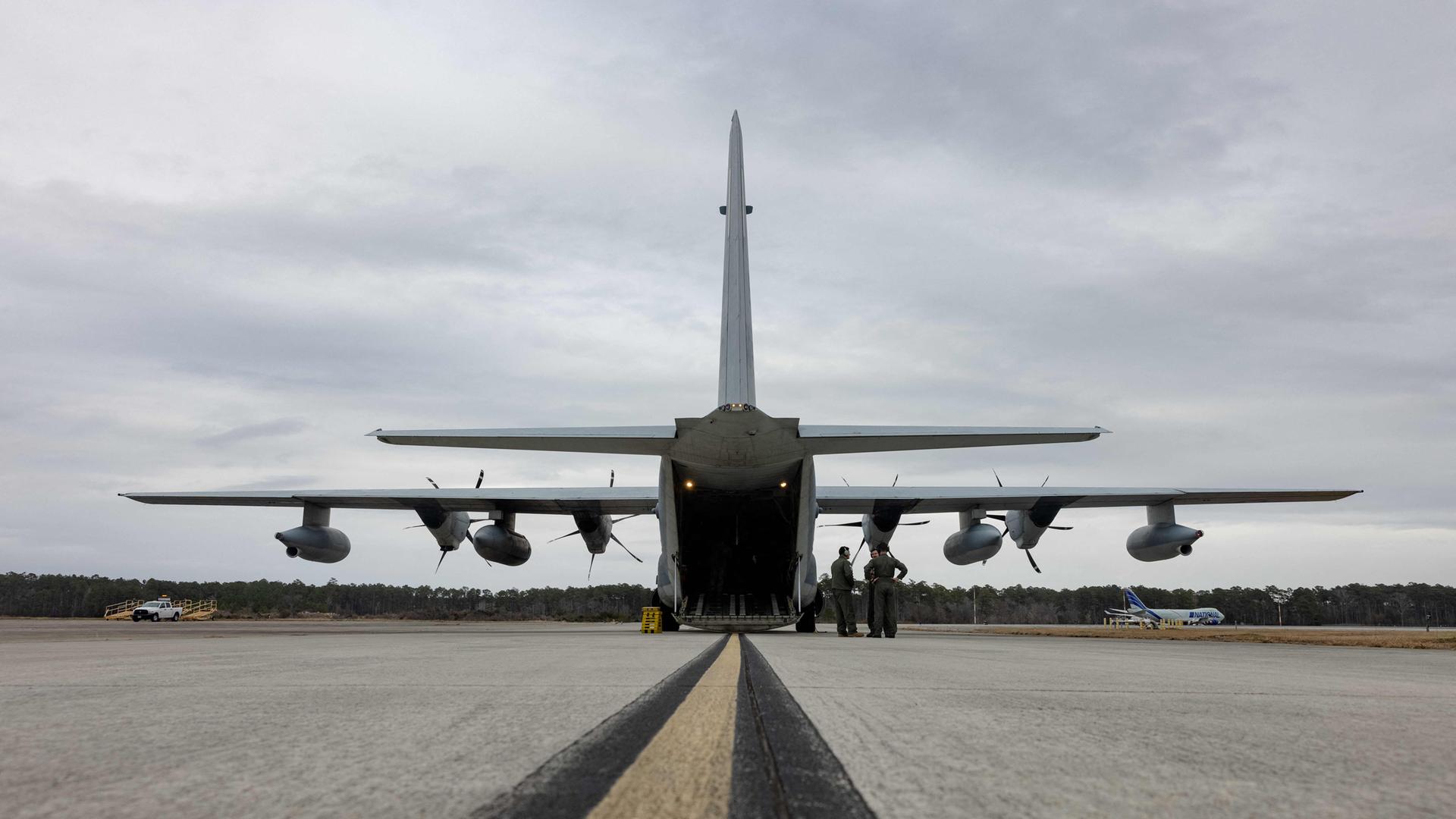 Dieses vom US-Verteidigungsministerium erhaltene Bild zeigt US-Marineinfanteristen bei der Durchführung von Vorflugkontrollen einer KC-130J Super Hercules auf der Marine Corps Air Station Cherry Point, North Carolina