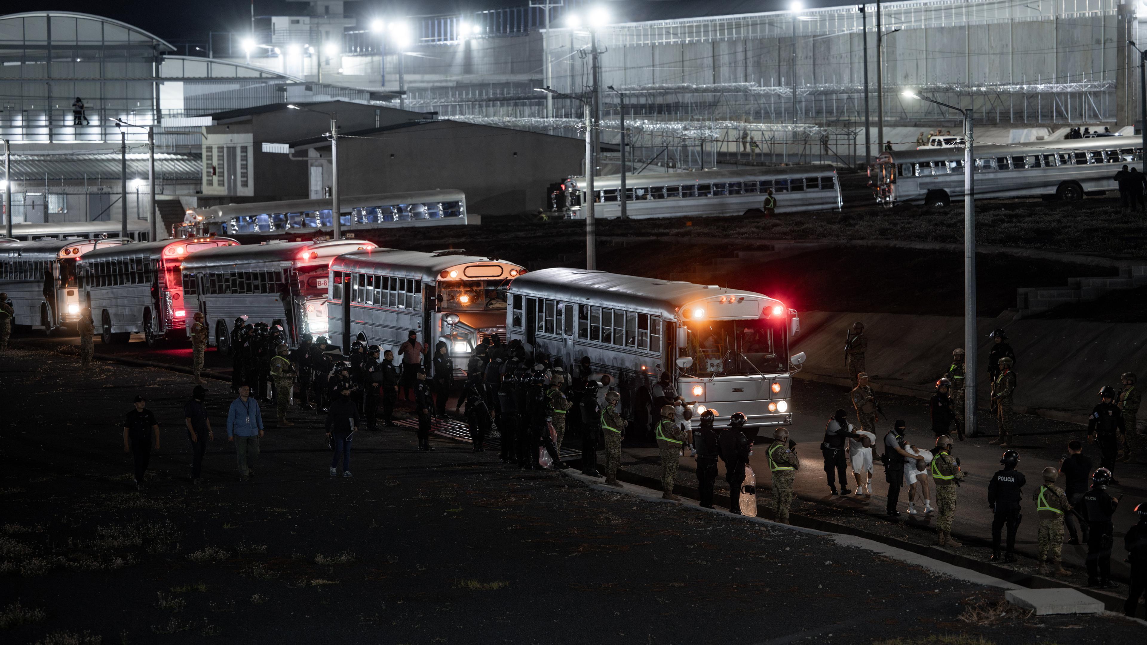 Mutmaßliche Mitglieder des Kartells Tren de Aragua werden nach ihrer Abschiebung aus den USA nach El Salvador in Bussen transportiert.