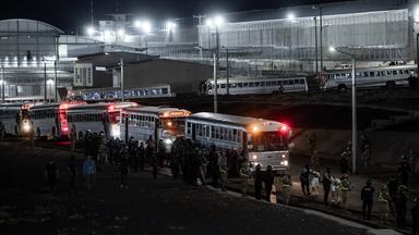 Mutmaßliche Mitglieder des Kartells Tren de Aragua werden nach ihrer Abschiebung aus den USA nach El Salvador in Bussen transportiert.