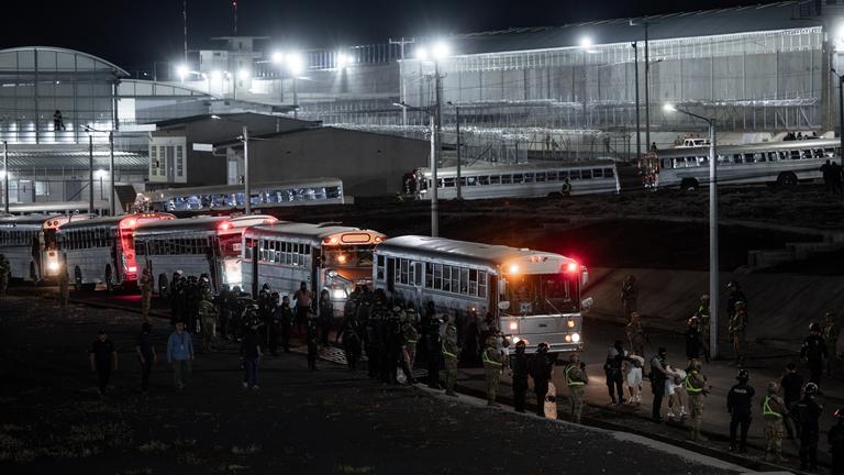 Mutmaßliche Mitglieder des Kartells Tren de Aragua werden nach ihrer Abschiebung aus den USA nach El Salvador in Bussen transportiert.