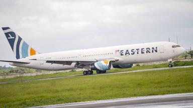 Das Flugzeug der Eastern Airline, das aus den USA abgeschobene Migranten an Bord hat, rollt am 20. August 2026 auf dem Rollfeld des Roberts International Airport in Harbel.