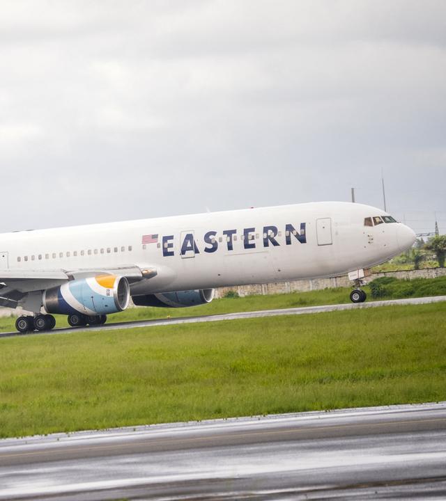 Das Flugzeug der Eastern Airline, das aus den USA abgeschobene Migranten an Bord hat, rollt am 20. August 2026 auf dem Rollfeld des Roberts International Airport in Harbel.