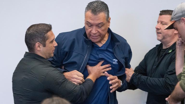 US-Senator Alex Padilla wird während einer Pressekonferenz von Heimatschutzministerin Kristi Noem gewaltsam abgeführt.