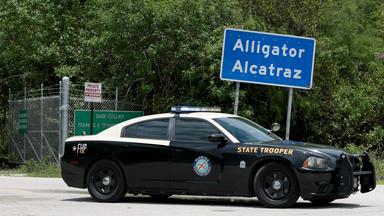 Ein Polizeiauto fährt auf einer Straße in der Nähe des US-Abschiebegefängnis "Alligator Alcatraz".