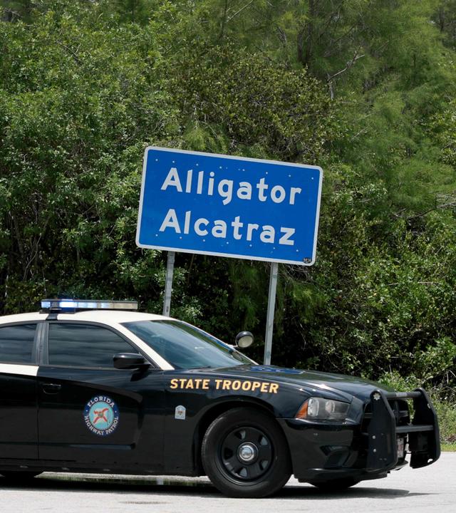 Ein Polizeiauto fährt auf einer Straße in der Nähe des US-Abschiebegefängnis "Alligator Alcatraz".