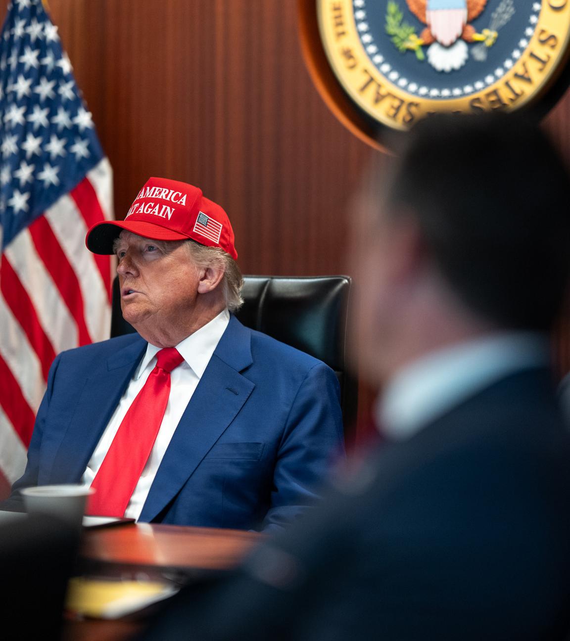 Donald Trump verfolgt den US Angriff auf iranische Nuklearanlagen im Situation Room des Weissen Hause