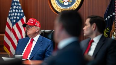 Donald Trump verfolgt den US Angriff auf iranische Nuklearanlagen im Situation Room des Weissen Hause