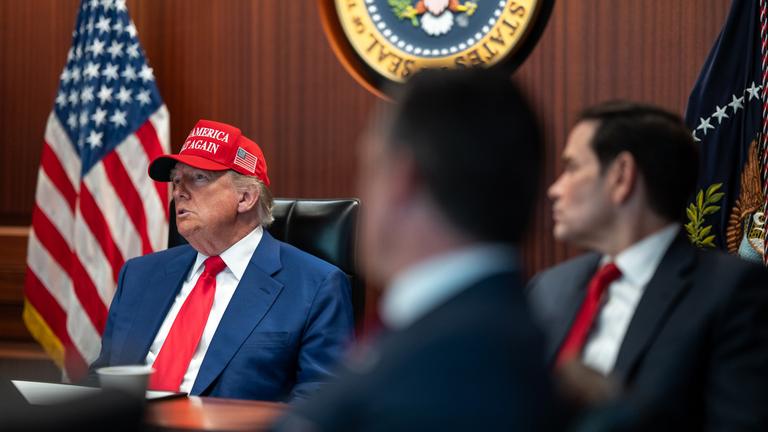 Donald Trump verfolgt den US Angriff auf iranische Nuklearanlagen im Situation Room des Weissen Hause