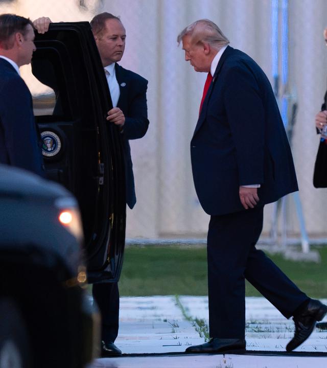 US-Präsident Donald Trump geht zu seiner Limousine.