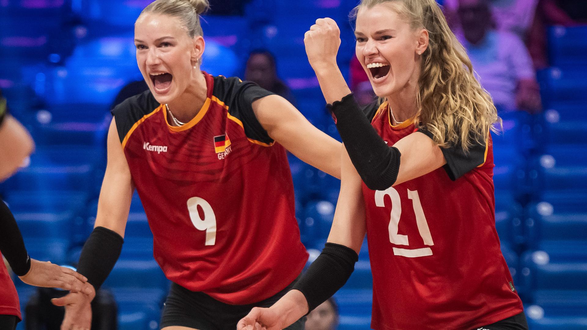 USA, Arlington: Volleyball, Frauen: Nationen-Liga, Thailand - Deutschland; Vorrunde, 12. Spieltag im College Park Center: Deutsche Spielerinnen jubeln.