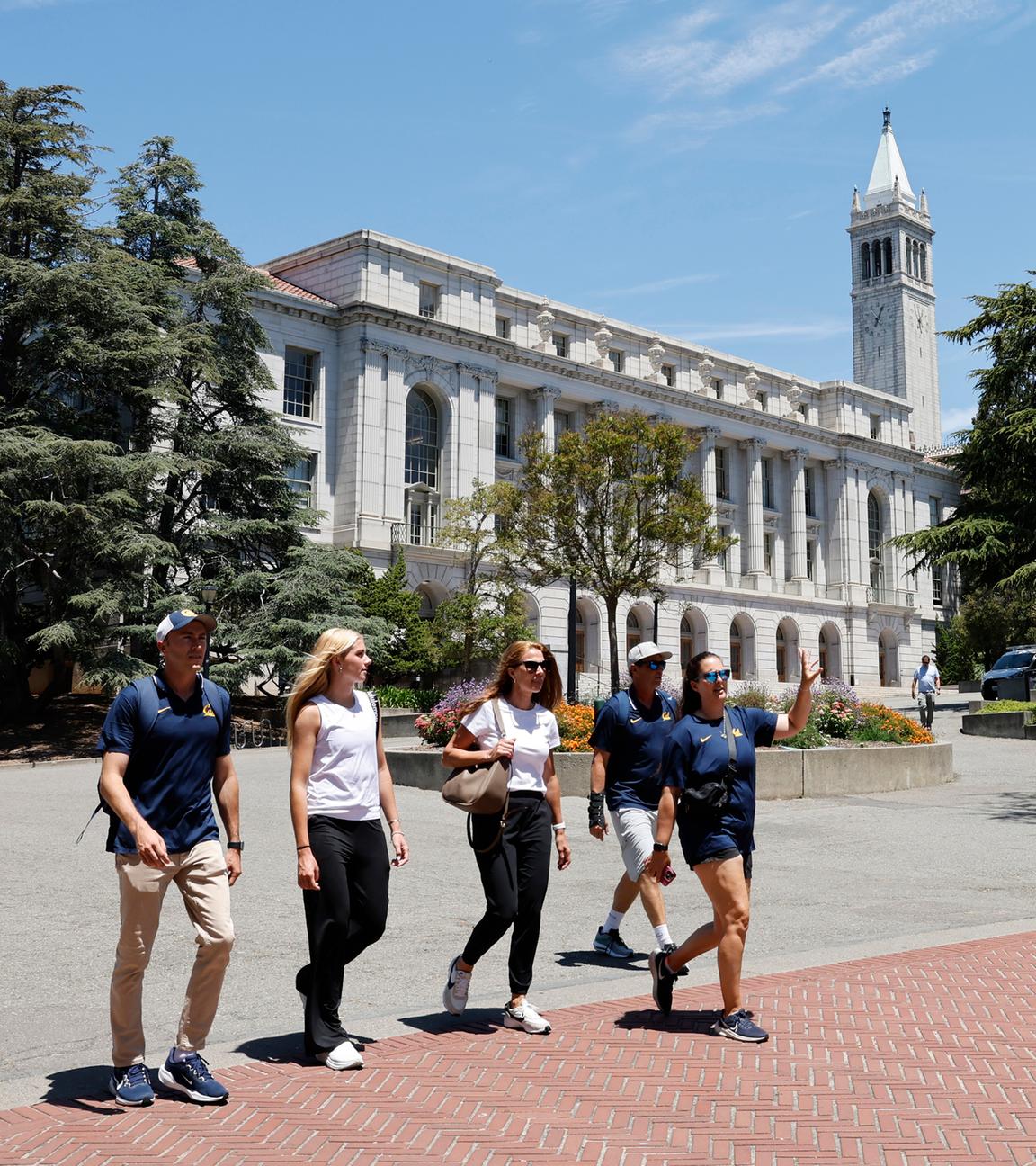 Personen laufen auf dem Campus der University of California.