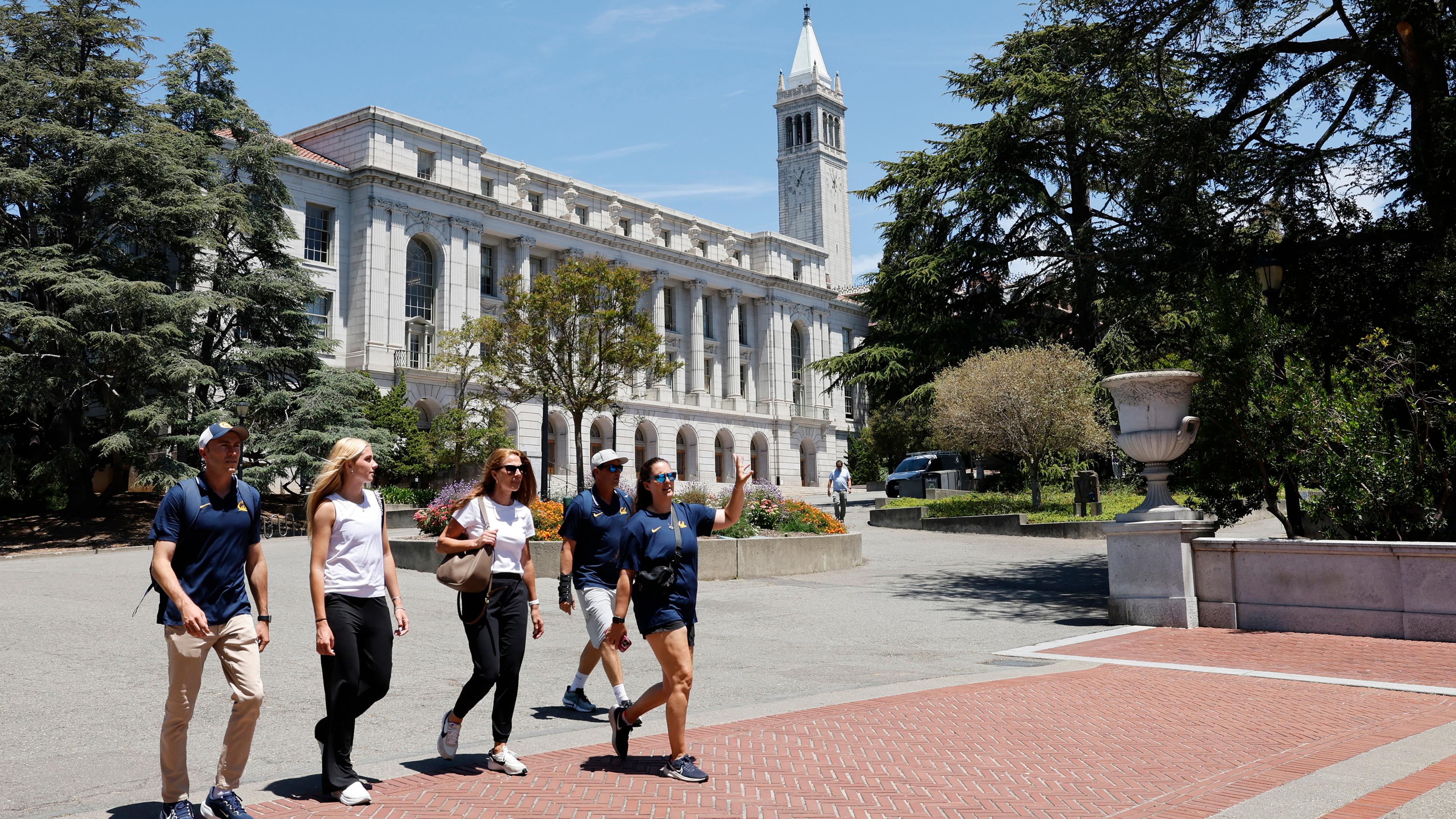 Personen laufen auf dem Campus der University of California.