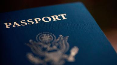US-amerikanischer Reisepass mit der Aufschrift "Passport"