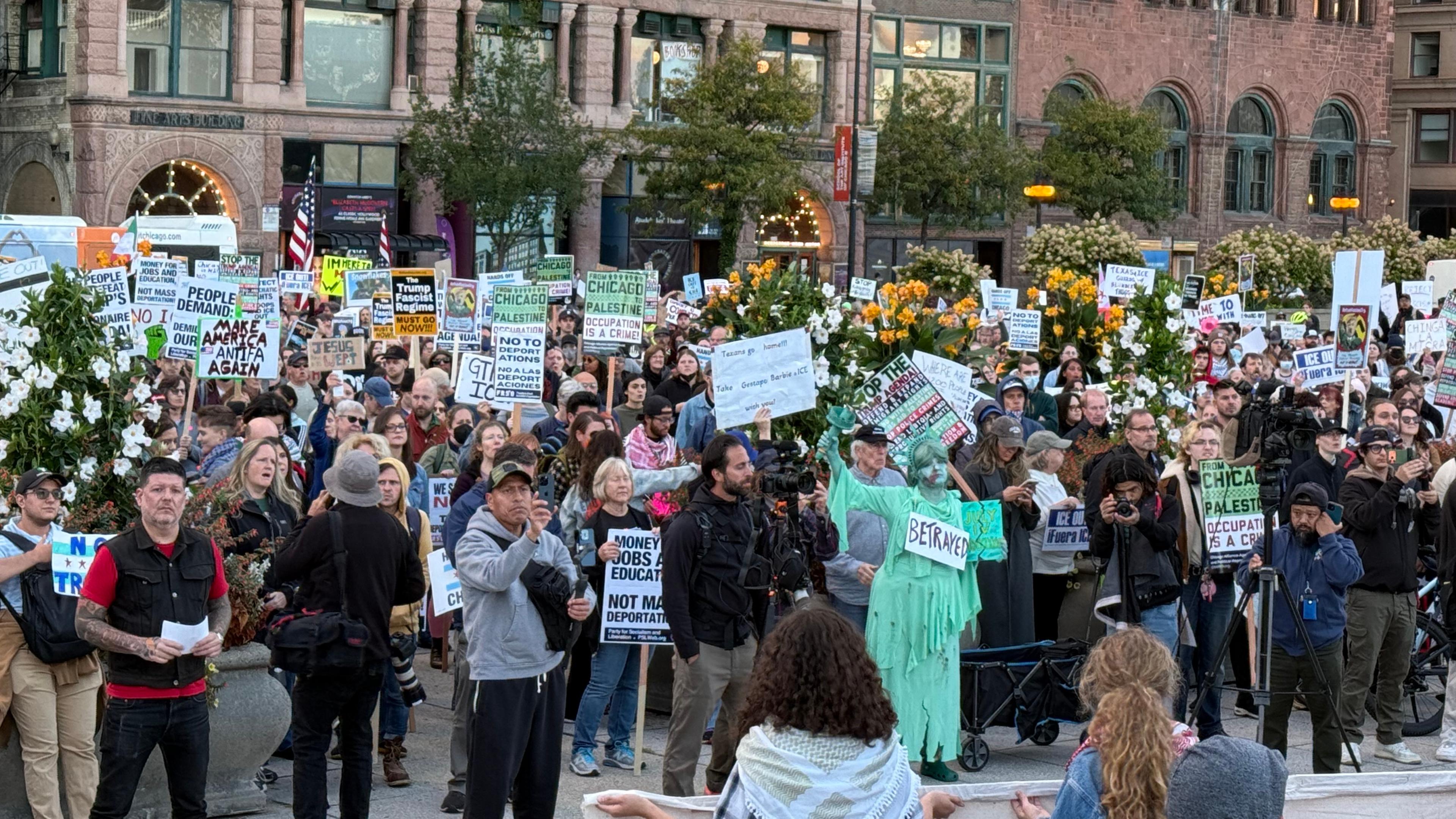 USA, Chicago: Menschen demonstrieren in der Innenstadt gegen Razzien der Einwanderungsbehörde ICE und einen drohenden Einsatz der Natioalgarde in der Stadt zu demonstrieren.