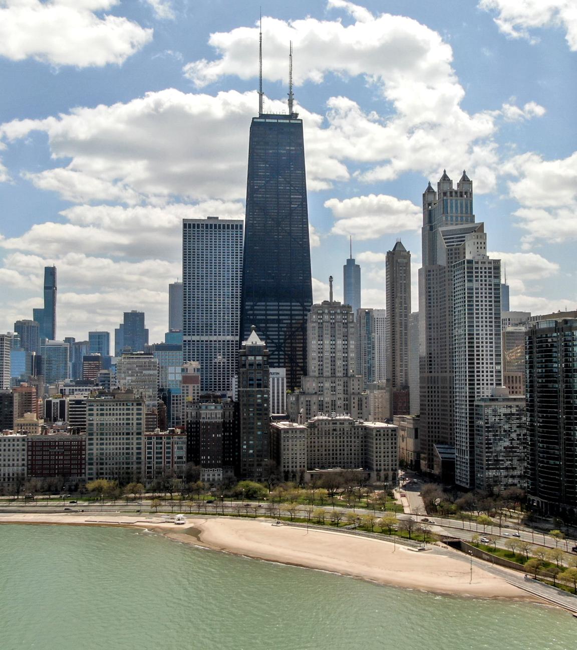 Ein mit einer Drohne aufgenommenes Luftbild zeigt den Michigansee entlang des Lake Shore Drive in Chicago, Illinois
