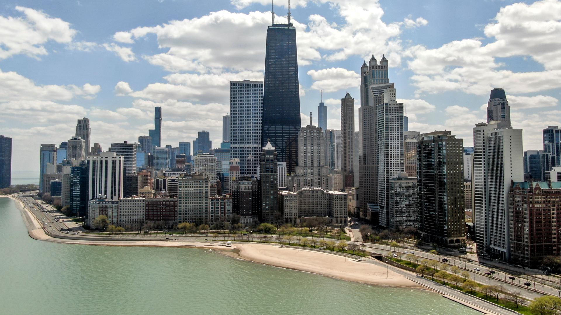 Ein mit einer Drohne aufgenommenes Luftbild zeigt den Michigansee entlang des Lake Shore Drive in Chicago, Illinois