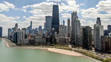 Ein mit einer Drohne aufgenommenes Luftbild zeigt den Michigansee entlang des Lake Shore Drive in Chicago, Illinois