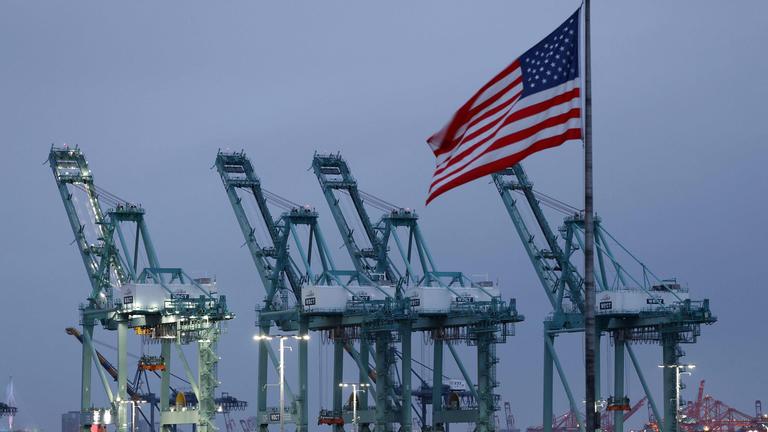 Ein Blick auf Schiffskräne im Hafen von Los Angeles, Kalifornien