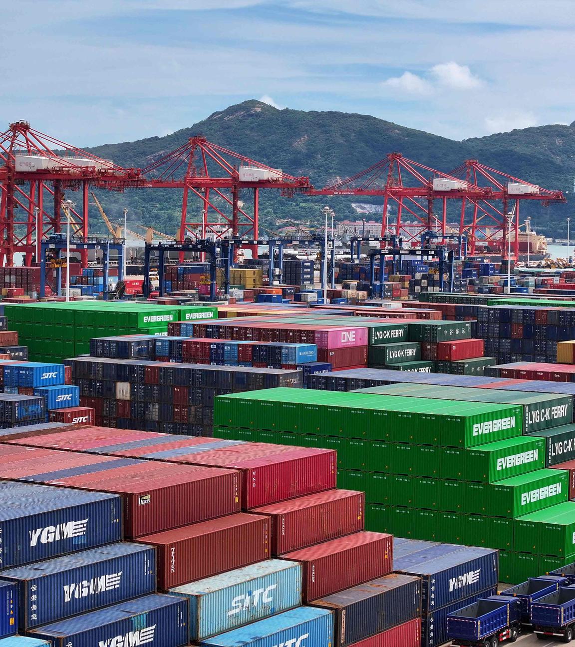 Lianyungang, China: Container stehen an einem Hafen.